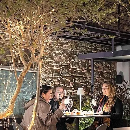 Couette-café Uve & Wine Bar 4*