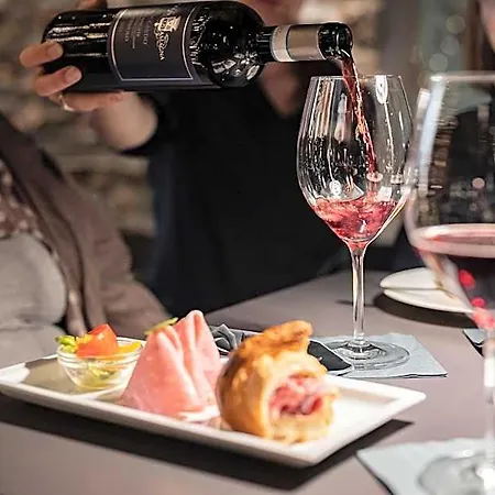 Uve & Wine Bar Couette-café La Morra