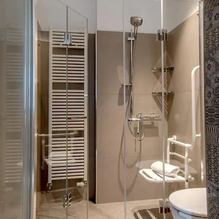 Couette-café Uve & Wine Bar 4*