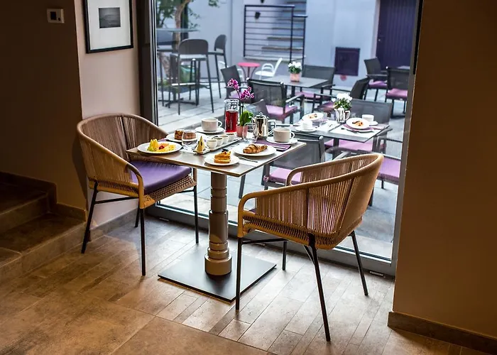 Uve & Wine Bar Oda ve Kahvaltı La Morra